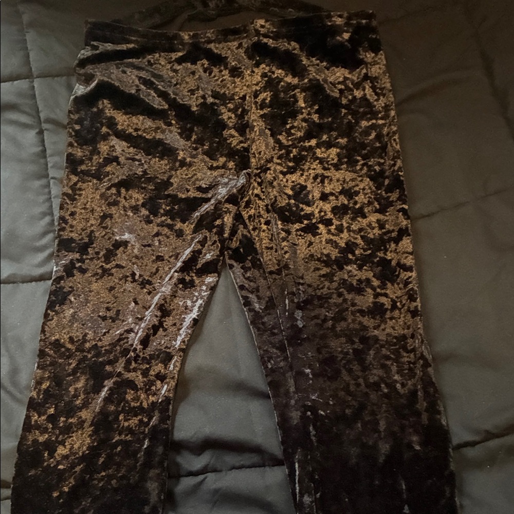 Women’s black velvet leggings.